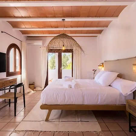 Your Perfect Hideaway Only 5 Minutes From Ibiza * Santa Eularia des Riu
