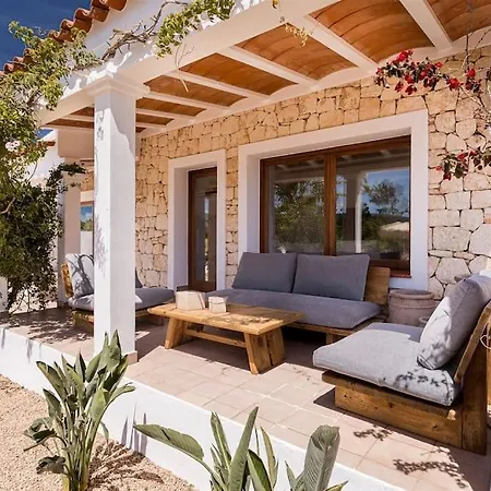Your Perfect Hideaway Only 5 Minutes From Ibiza * Santa Eularia des Riu