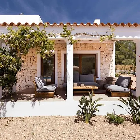 Your Perfect Hideaway Only 5 Minutes From Ibiza * Santa Eularia des Riu